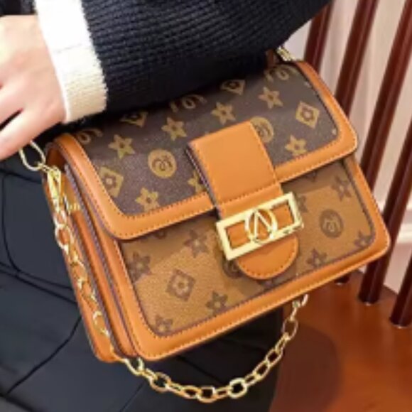 NWT ✨ Elegant Crossbody – A Timeless Fashion Staple! ✨ - Picture 1 of 5